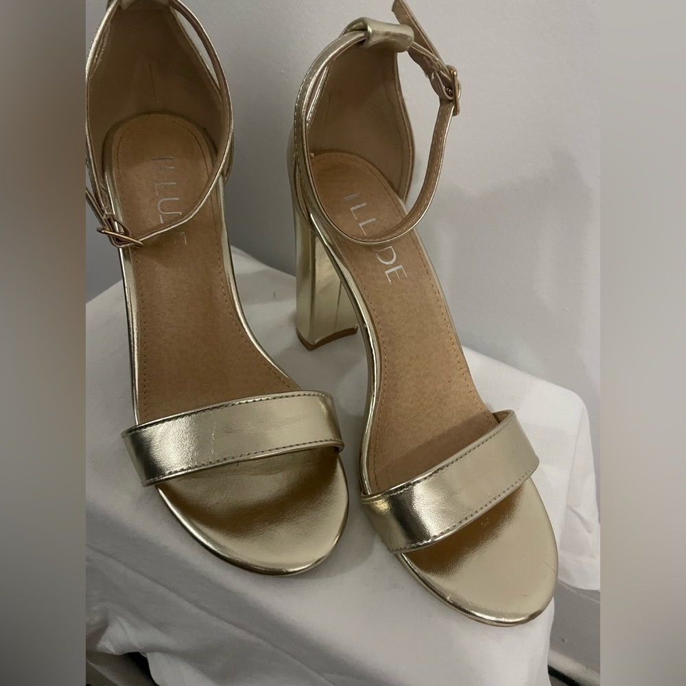 Gold strappy heels with block/chunky heels #GoldHeels #Strappy #Blockheel